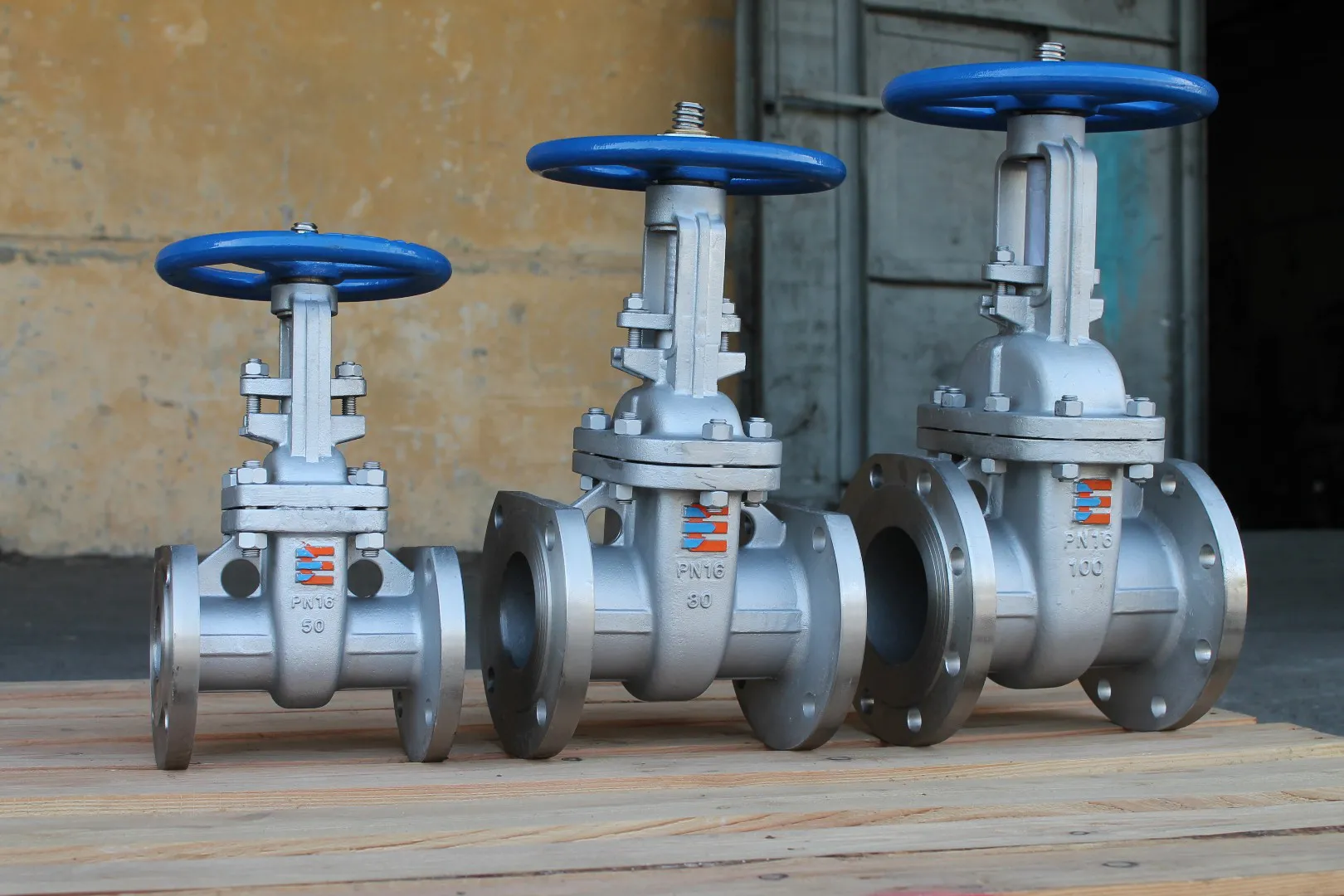 Задвижка нержавеющая   80 мм 30нж915нж Ру63 литая с электроприводом фланцевая